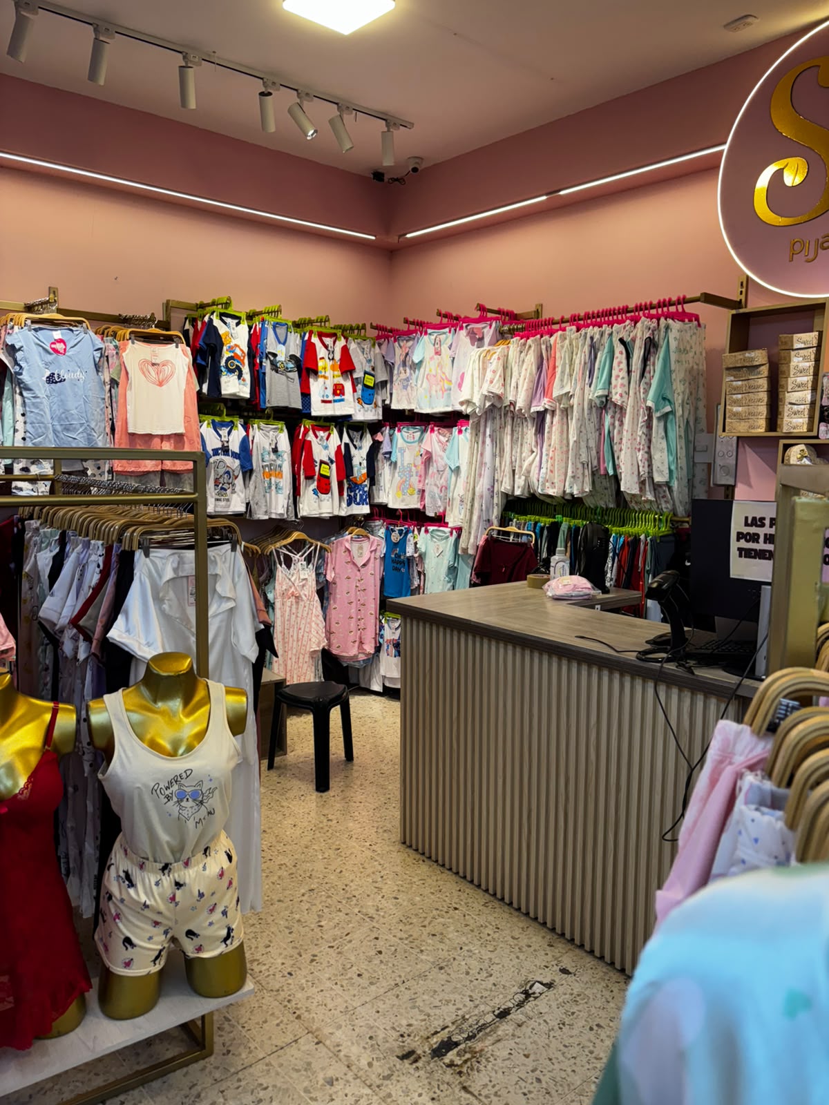 Interior del local de Sueños de Luna con pijamas de mujer, hombre y niños